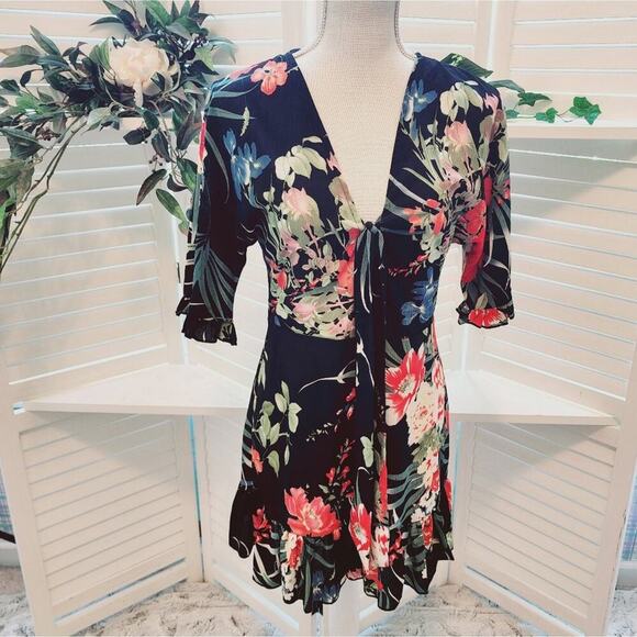 PARISIAN VINTAGE PETITE  BLACK BLUE RED FLORAL VNECK WITH RUFFLE SIZE 6 - Picture 1 of 8